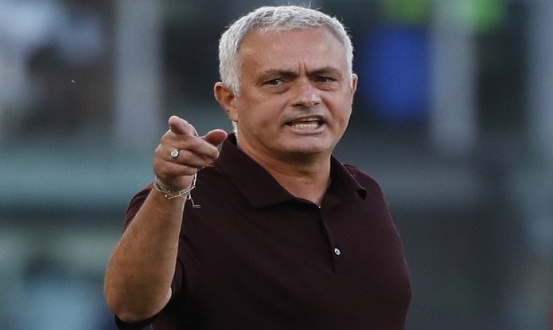 Roma vs Atalanta: Mourinho nhận thẻ đỏ